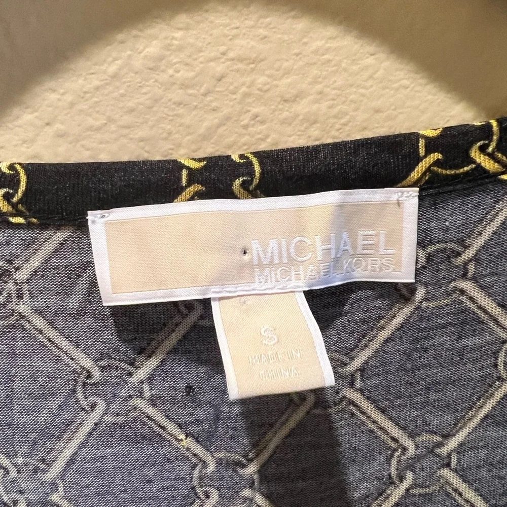 ✨Michael Kors | Black and Gold Patterned Short Sleeved Tee - Picture 2 of 3